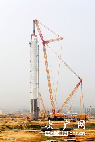 全球最大4000吨级履带式起重机2013年7月烟台首吊